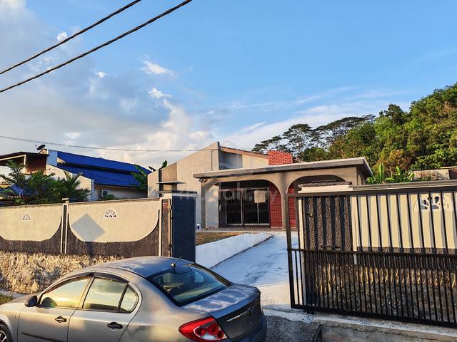 Bungalow house in mantin for Rent (unfurnished) 1