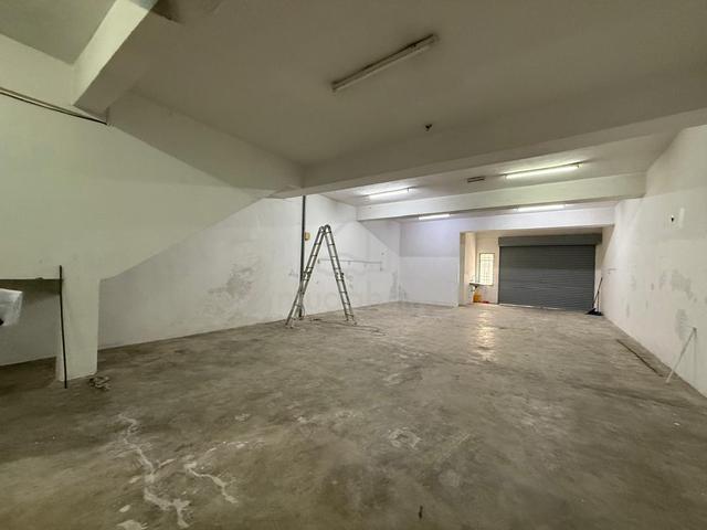 Shoplot Ground floor Seksyen U5 Shah Alam - Repainting 22X70 1