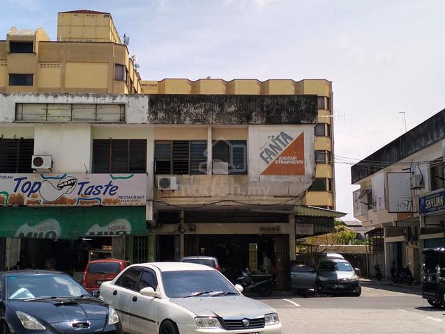 The intermediate unit 2-storey shophouse (Jalan Putra) for Sale 1