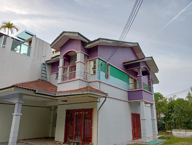 Double storey house endlot for rent with extra land for gardening 1