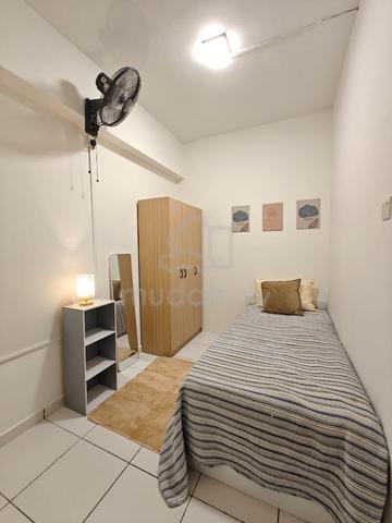 Single Room at Axis Residence, Ampang,3 Mins walk to LRT 1