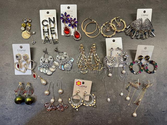 Pre-loved Earring & Good Condition - photo 2 of 6