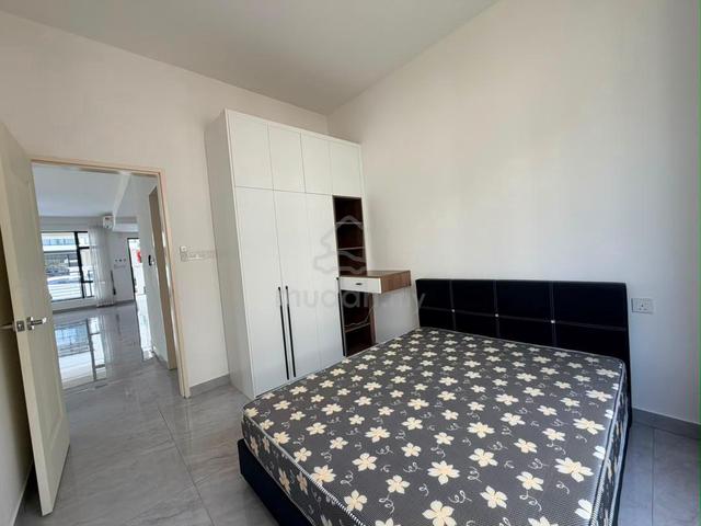 Tampoi Laman Harmoni Double storey end lot 4 Bed Partial furnished Ciq 1