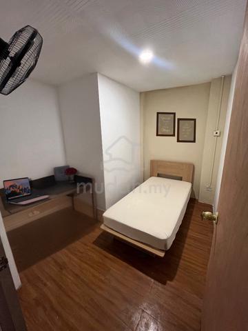 Bilik aircond jalan kaki ke CIQ johor bahru lumba kuda wong ah fook 1