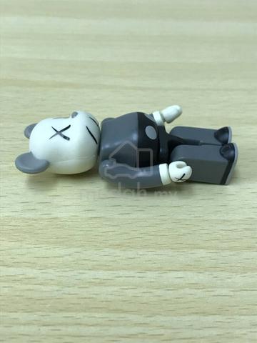 BE@RBRICK KAWS 100% (As-is condition) - photo 5 of 6