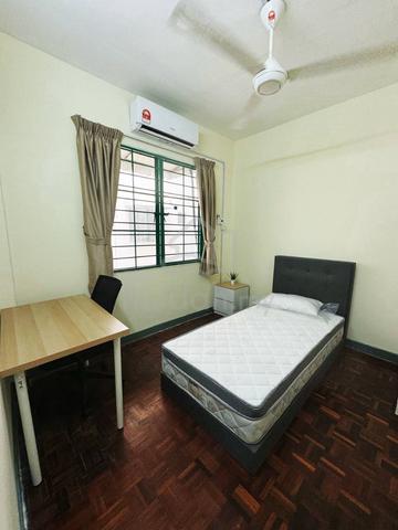 Middle Room, SD Apartment, Bandar Sri Damansara [FEMALE, Bus to MRT] 1