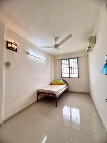 middle room for rent 1