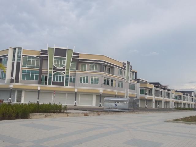 Large shop with 3 roller shutter 1