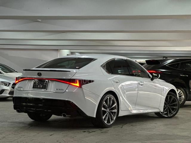 BLACK SEAT SUNROOF 360CAM 2021 Lexus IS300 F-SPORT - 2