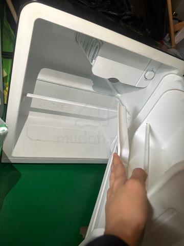Midea Mini Bar Refrigerator - photo 4 of 4