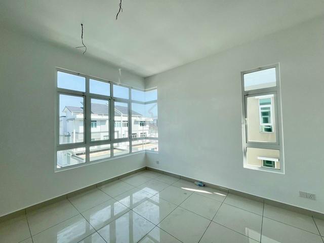 Sophisticated 3-Storey Semi-D in Cypress Villa 1