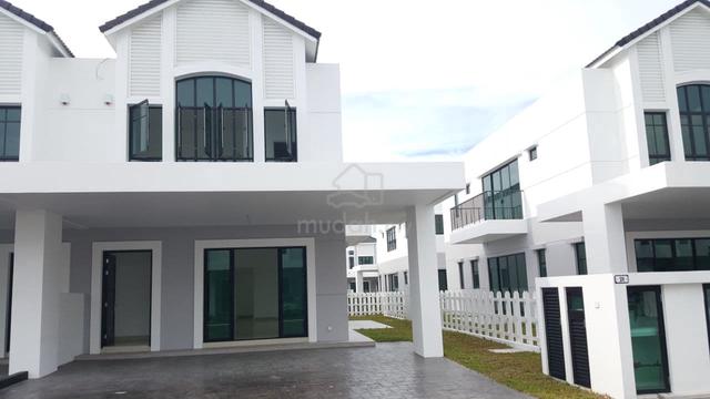 A tranquil 2-Storey Landed Corner unit with compound. 1