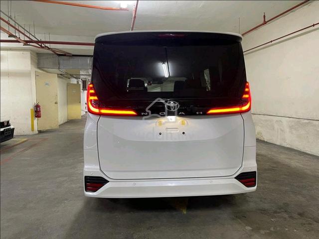 Recond 2023 Toyota NOAH 2.0 SZ (A) - 4