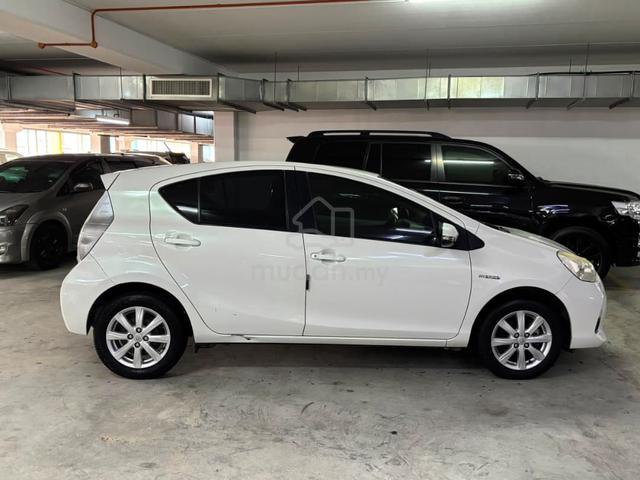 2013 Model: Toyota Prius C (compact hybrid - 5
