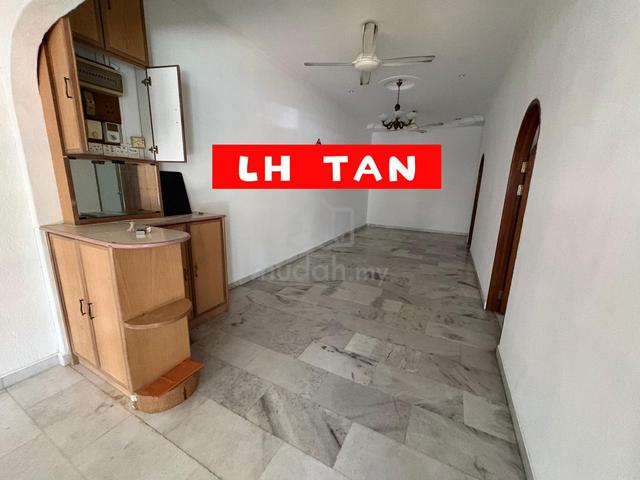 Single Storey Semi-D unfurnished with full kitchen cabinet nice unit 1