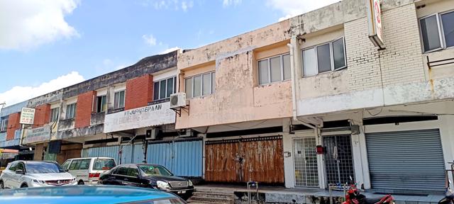 2 Sty Shoplot (1765sf) Taman Bukit Serdang Main Road 2