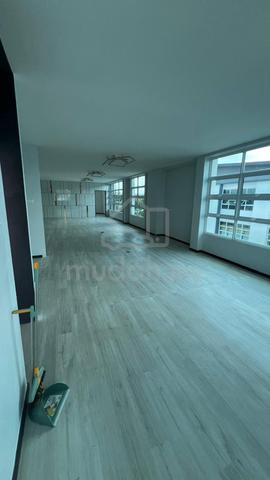 Pine MJC facing Main Road Corner 2nd floor Shoplot for rent 1