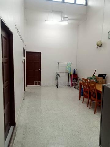 Tmn melaka baru middle room 1