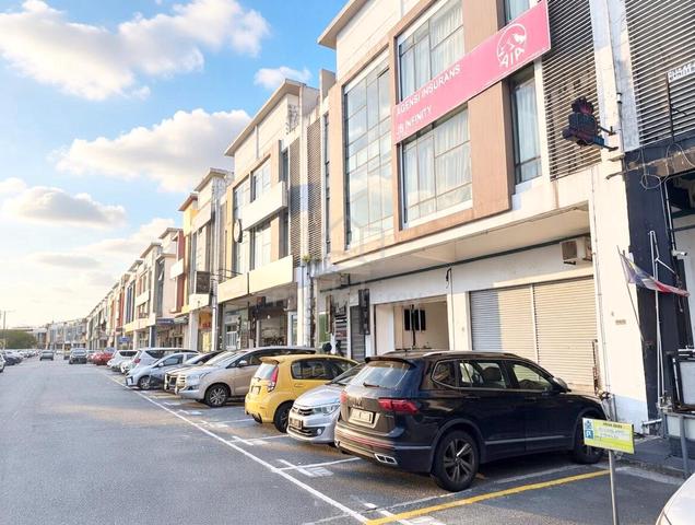 Taman Setia Tropika 3 Storey Shoplot Sale, Bumi Lot, Tenanted ROI 4.4% 1