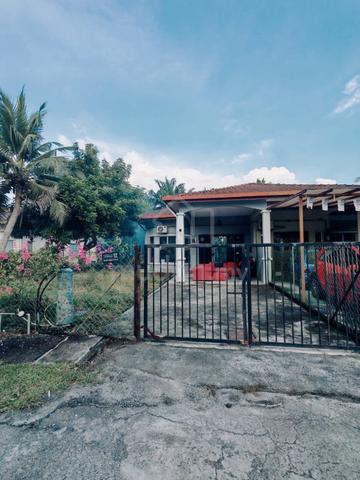 Semi D house with spacious land at side and back at Taman Meru Impian 1
