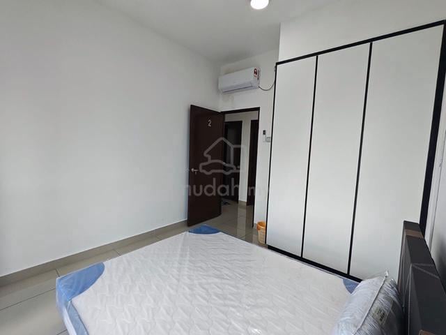 Twin Danga Milldle  room  for rent 1