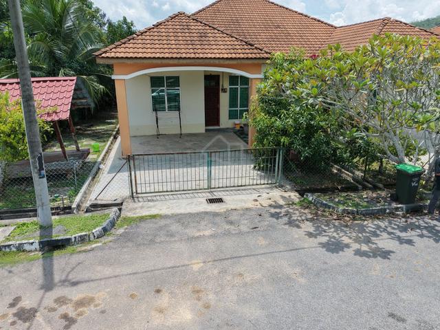 6 unit Rumah semi-d setingkat 'fully furnished" untuk disewa 1