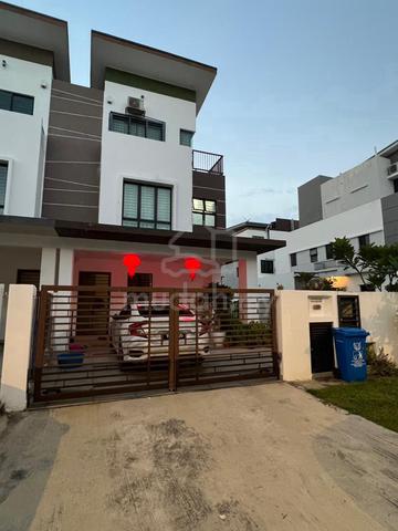 Renovated 3 Storey Endlot Terrace with10ft Land at Setia Utama 2 1