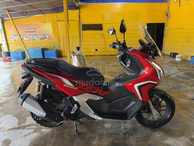 Honda ADV 160 (low millage 6k only) - photo 2 of 8