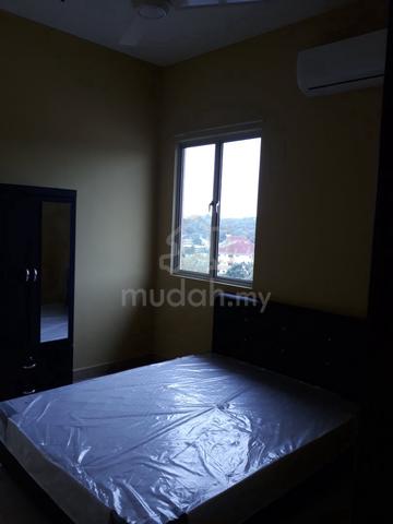 Master Room in Bungalow Larkin Kempas Tampoi 1