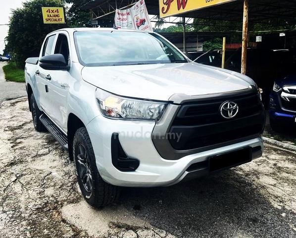 Toyota HILUX 2.4(A)REVO E D/C VNT 6PSD 4X4 Pickups - 3