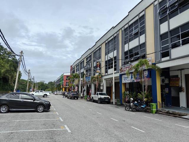 3sty Shop End Lot Facing Mainroad Pusat Perniagaan Kuala Lipis 1