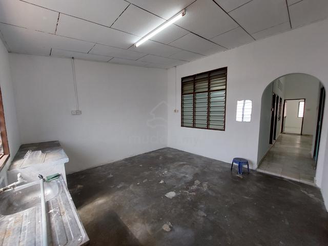 Teres setingkat taman selasih condition baru dicat dekat Hi-Tech,Lotus 1
