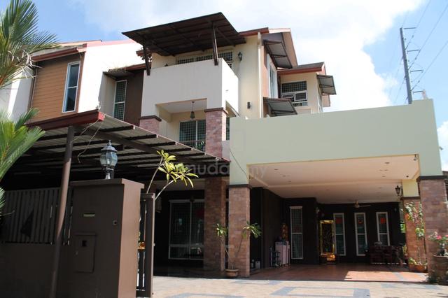 FOR SALE | Taman Seri Hartamas Kolombong | 3 Storey Semi D House 1