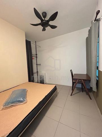 1 bed with sharing bathroom 1
