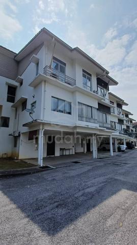 Spacious Townhouse @ Denai Impian Lagoon 1