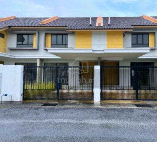 Bandar Mahkota Banting Facing Lake 2 Storey House Freehold below bank 1