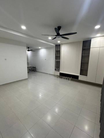 LA Garden Double Storey Terrace House Near Austin Crest 1