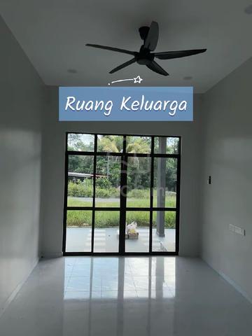 rumah bungalow di hadapan SK Sungai Lerek. 1