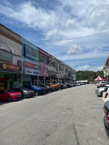 3 storey shoplot bandar country home below market 100K rawang readyin 1