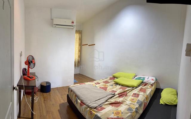 Second floor medium room 1
