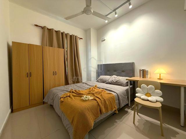 female unit room for rent in koi tropika ，offer price！ 1