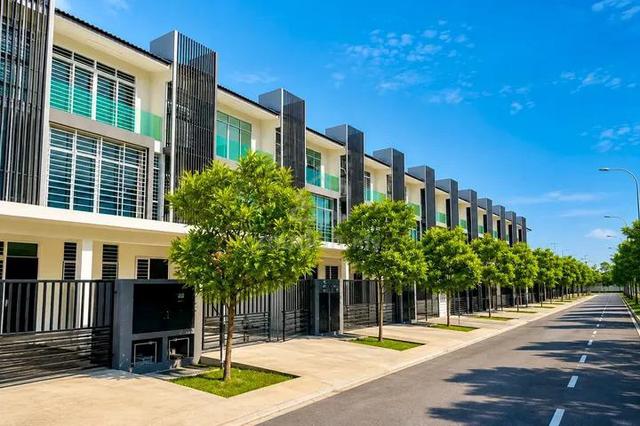 Below Market 3 Storey Taman Bangi Avenue Near Ktm Bangi, Nilai 1