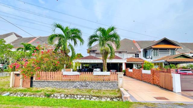 End Lot with Huge land -  2 Storey Terrace @ Bangi Golf Resolt 1