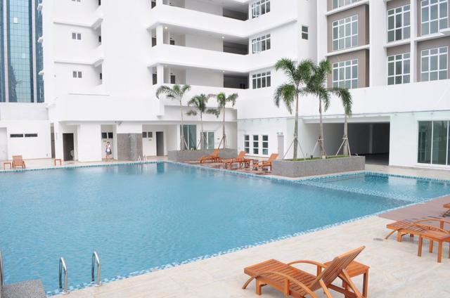 Walk to JB CIQ. 12 min. Oppo RNF. Cheap and clean. 1 mth deposit 1