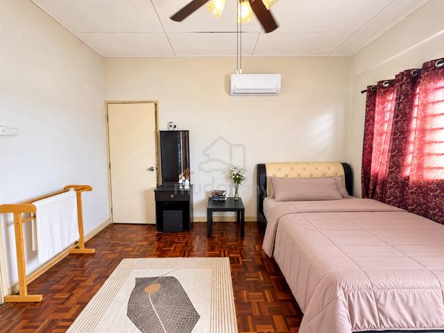 [MASTER ROOM WITH BALCONY] Aircond + Queen Bed + Bathtub @ 5Min Mines 1
