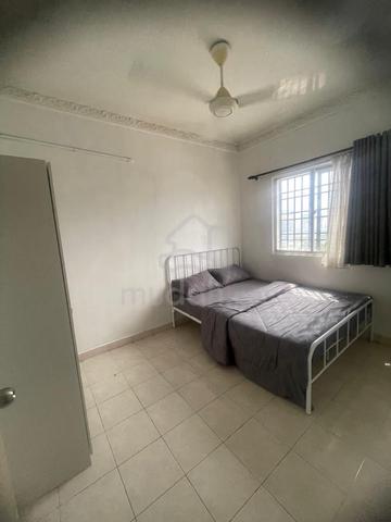Medium Room Non-Sharing | Perempuan Sahaja Batu Caves | QueenBed |WiFi 1