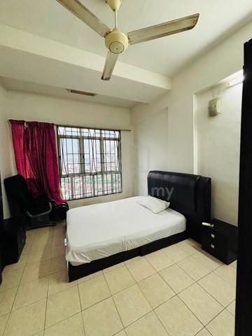 Nice Air Cond. Middle Room for Rent @ Millennium Square, Close to LRT 1