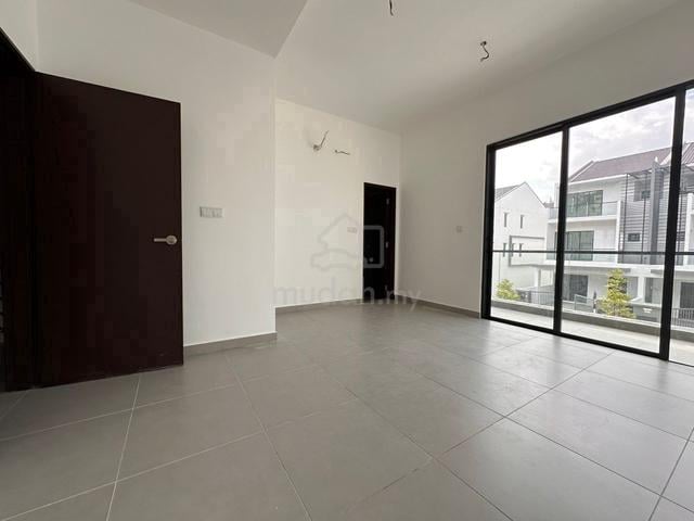 3sty house Laman Bayu Bukit Jalil 22x82 BELOW MARKET PRICE 1