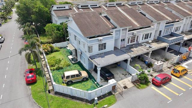 CORNER LOT Double Storey Terrace, SP 3 Bandar Saujana Putra 1