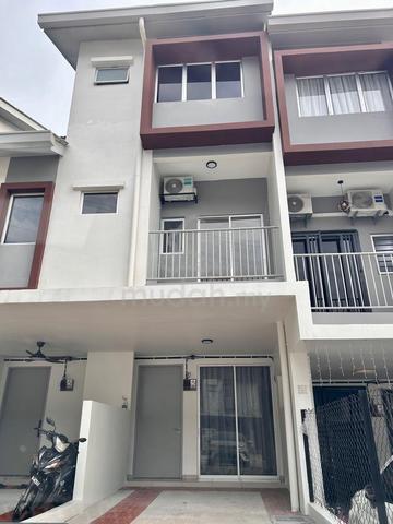 Partial Furnished Townhouse Greenwoods Seraya Salak Perdana SEPANG 1